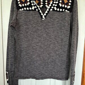 Gimmicks by BKE Grey Ribbed Top with Crochet Granny Square Detailing - Size M